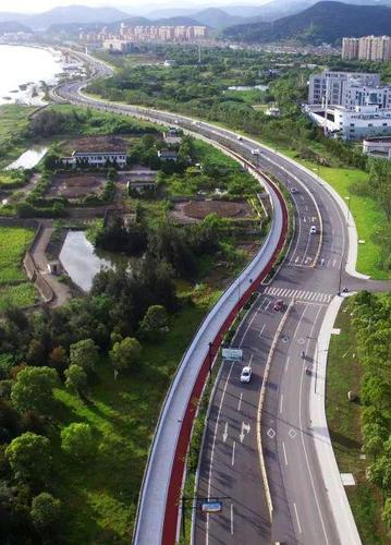 滨海大道自2015年启动建设,沿着舟山本岛南部海岸线而建,东起普陀东港